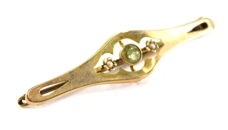 An Edwardian ellipse shaped brooch, centred by green stone with plain pin back, unmarked, 6cm wide. (cased)