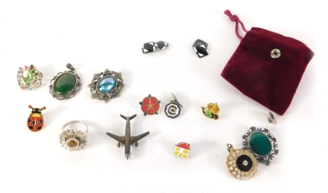 Various costume jewellery and effects, brooches, 925 and others, brooch set with green centre, 3cm wide, etc. (a quantity)