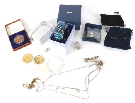 Various jewellery, a small holders championship cased medallion, heavy link silver bracelet 19cm long, 1.5oz, various S & Co jewellery, bangle etc. (quantity)