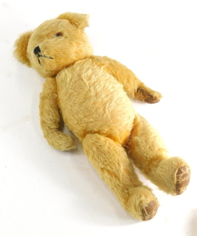 A 20thC blonde plush jointed teddy bear, with glass eyes, straw filled possibly Deans, English, 77cm high.