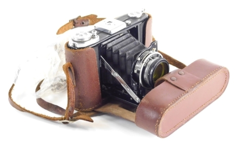 A Carl Zeiss Ikon Camera, with Nebro 32 Novar-Anastigmat 1.4.5 lens, 9cm high. (cased)