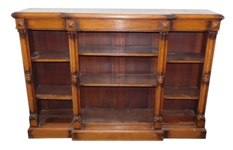 An early 20thC oak breakfront open bookcase, with a moulded edge, above adjustable shelves, each flanked by cylindrical pilasters on a plinth, 103cm high, 166cm wide, 43cm deep.