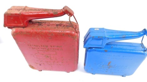 Two Everswise petrol cans, one in red, 32cm high, and another in blue, 33cm high. (2)