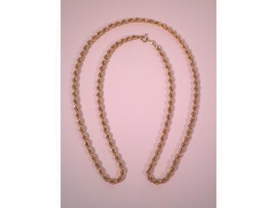 A twist link neckchain