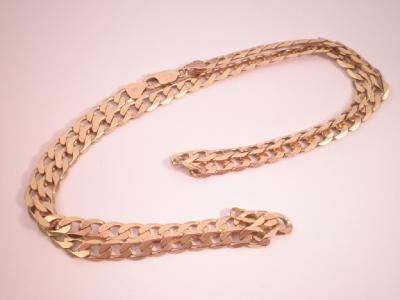 A curb link neckchain