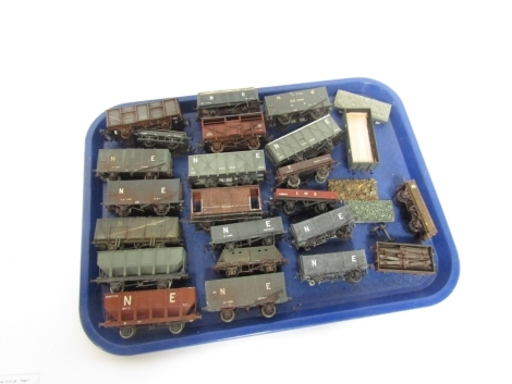 Kit built OO gauge rolling stock, to include brake vans, 26 tonne hopper wagons, North Eastern Bulk Grain vans, cattle wagons, etc. (1 tray)