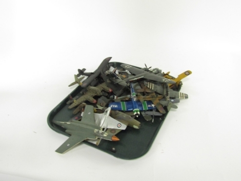 Built model kits, including spitfire, luffwafer bomber, Messerschmidt, etc. (1 tray)