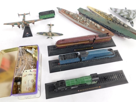 Various Airfix 1:72 scale aeroplane models, to include series 3 Mosquito, boxed, similar Italeri 509 partially boxed, other aeroplanes, plinth bases OO gauge locomotives and tender, etc., some boxed. (a quantity)