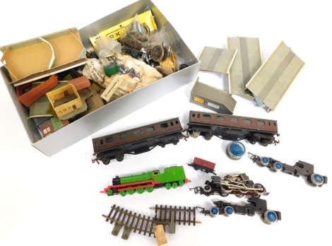 N gauge and OO gauge trains and accessories, to include Thomas the Tank Engine style trains, etc. (a quantity)