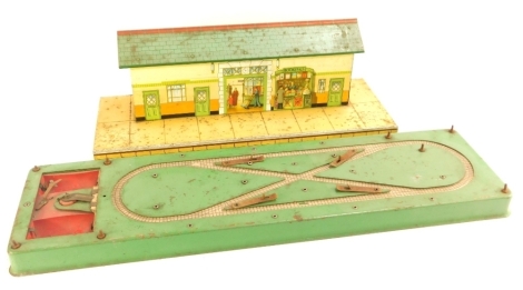 A Hornby O gauge tin plate railway station, and Hornby N gauge clockwork layout. (2)