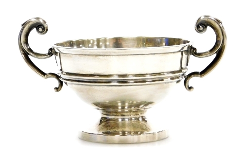 A George V silver two handled cup, with scroll handles, the body with raised banding, Sheffield 1910, 3½oz, 8cm high.