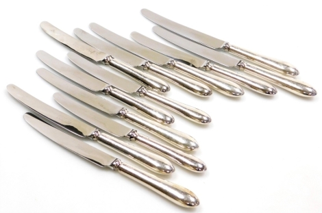 A set of six Elizabeth II silver handled dessert knives and dinner knives, each handle of plain form, Sheffield 1993.