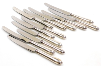 A set of six Elizabeth II silver handled dessert knives and dinner knives, each handle of plain form, Sheffield 1993.