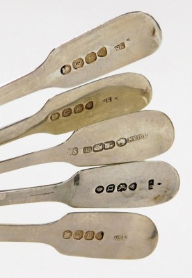 Five silver Fiddle pattern teaspoons, London 1822, Dublin 1852, London 1835, 3oz. - 2