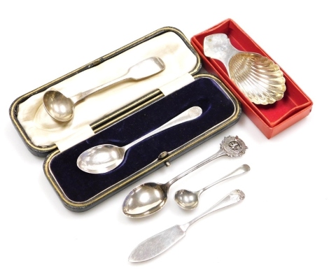 A group of small silver, to include an Elizabeth II silver caddy spoon, with shaped handle and shell cast bowl, Sheffield 1977, Fiddle pattern mustard spoon, cased teaspoon, etc, 2¼oz.