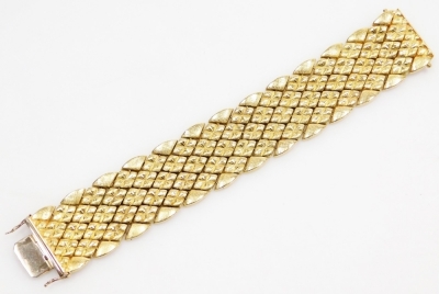 A floral link mesh bracelet, on a snap clasp, stamped 750, but probably plated. - 2