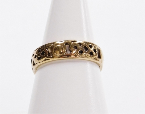 A 9ct gold wedding band, with a pierced design, size M, 2.4g.