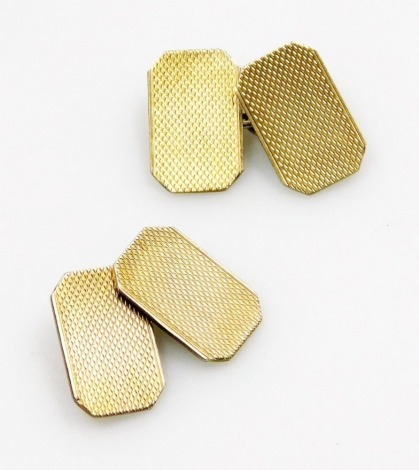 A pair of 9ct gold canted rectangular and chain link cufflinks, with engine turned decoration, 6.9g.