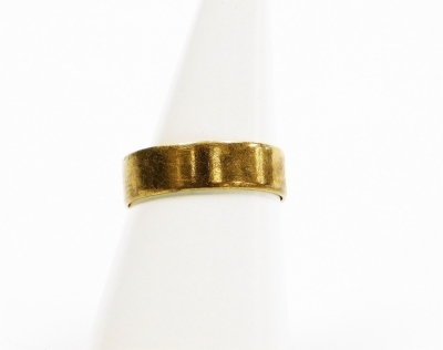 A 9ct gold wedding band, size M, 2.4g.