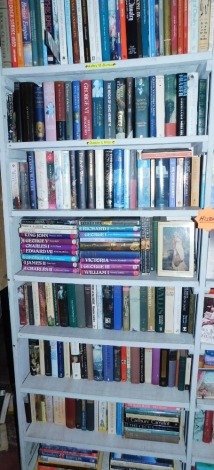 A large quantity of paperback and mainly hardback books relating to history, to include Starkey (David) Henry, Hibbert (Christopher) Queen Victoria A Personal History, etc. This lot is situated in 14 East St, Horncastle, LN9 6AZ for Viewing on Tuesday 5