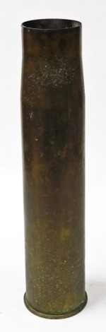 A military 105mm shell case, lot IVI 1-14, 1981, 61.5cm high.