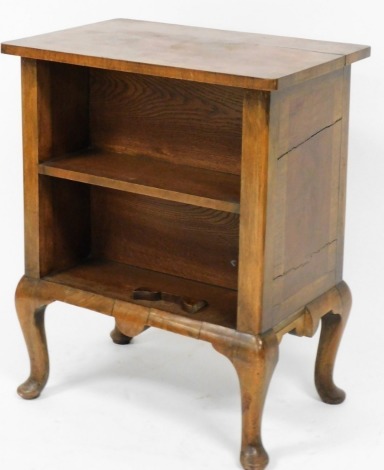 An early 20thC walnut oak and herringbone inlaid double sided bookcase, each of two shelves, raised on cabriole legs, 68.5cm high, 56cm wide, 38cm deep.