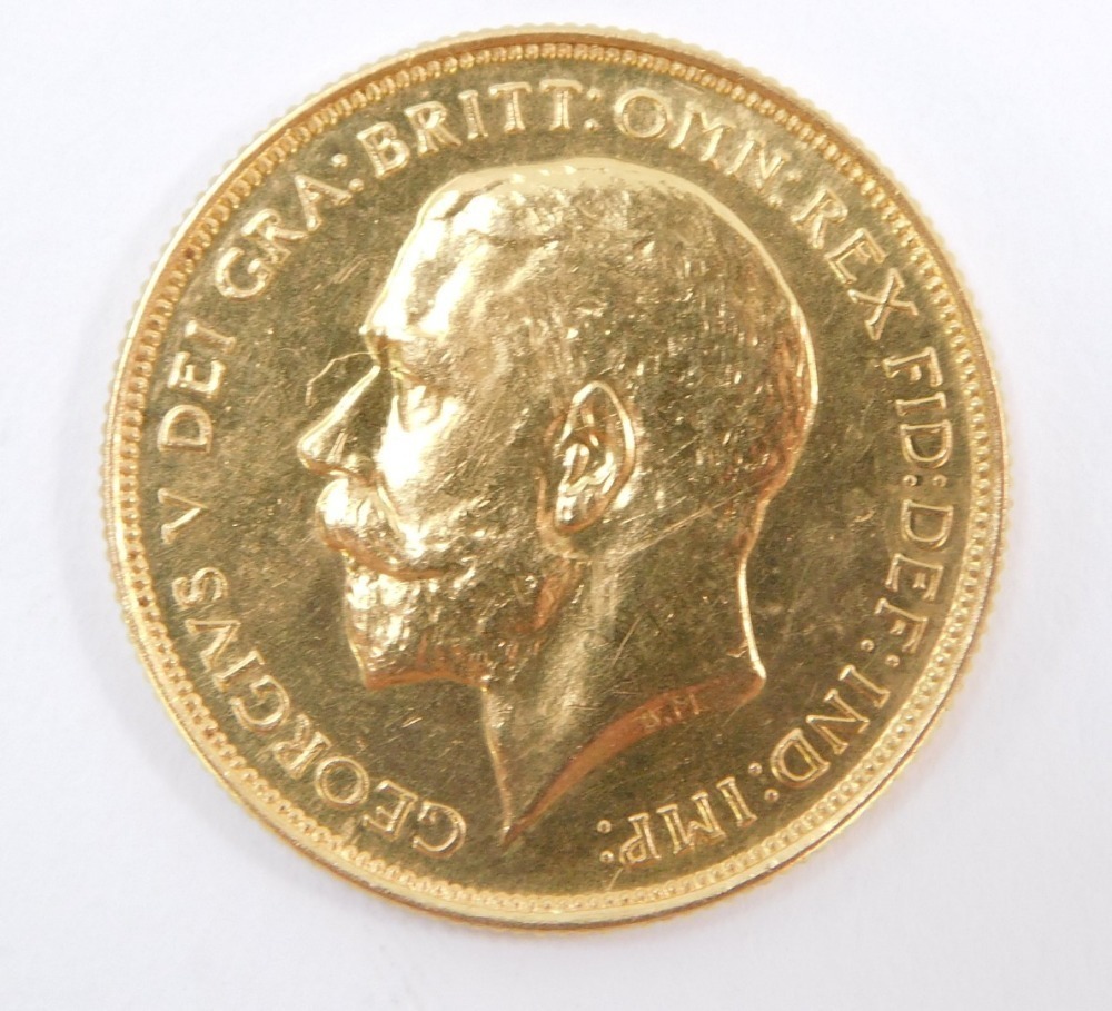 A George V gold two sovereign coin, dated 1911, 16.2g.