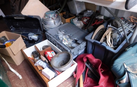 Workshop tools and accessories, plastering guides, plants, tape dispensers, sketch master, various bags of tools, power cabling, etc. (all under one table)