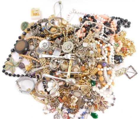 A group of costume jewellery, comprising a small group of vintage hat pins, dress rings, beaded necklaces, lady's wristwatches, etc. (1 tray)