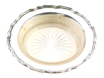 A George VI silver dish, by Walker and Hall, with piecrust outline and star cut glass insert, Sheffield 1947, 11cm wide, 4.2oz all in.