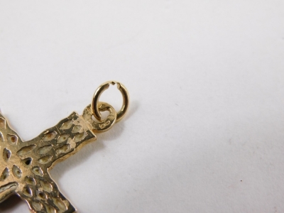 A 9ct gold cross pendant, of textured form, plain hook top, 3cm high, 1.7g. - 3