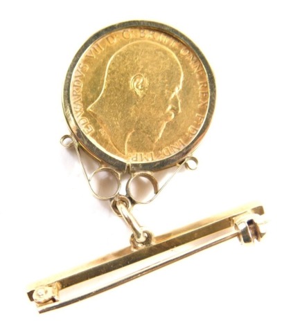 An Edward VII half gold sovereign, 1907, in 9ct gold mount, brooch setting, 3cm high, 7.2g all in.