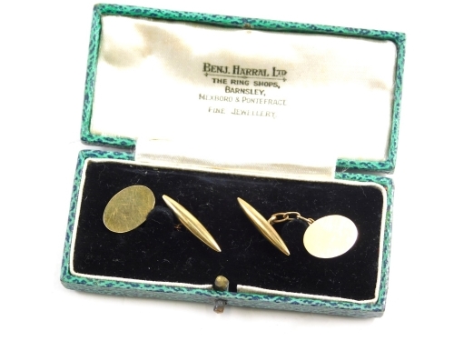 A pair of 9ct gold cufflinks, with chain centres and plain oval disc ends, 2.3g. (cased)