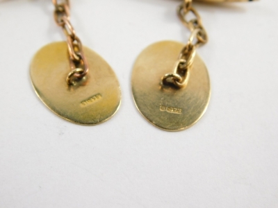 A pair of 9ct gold cufflinks, with chain centres and plain oval disc ends, 2.3g. (cased) - 2