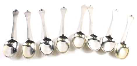 A harlequin set of eight Britannia silver trefid spoons, rat tail, various dates, 20cm long, 16.3oz. (8)