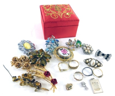 Various jewellery, a single stone crossover ring, small heart shaped pendant, buckle ring, costume brooches, etc. (a quantity)