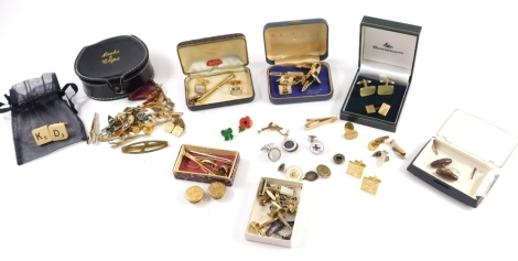 Various costume jewellery and effects, cufflinks, gold plated, novelty cufflinks, miniature pistol, various tie clips, Scrabble cufflinks, enamel pin badges, various other jewellery and effects. (a quantity)