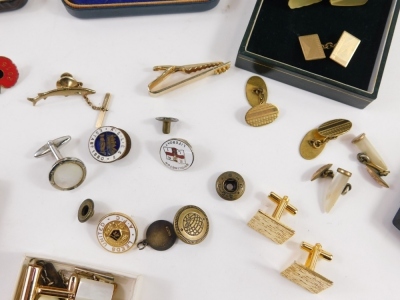 Various costume jewellery and effects, cufflinks, gold plated, novelty cufflinks, miniature pistol, various tie clips, Scrabble cufflinks, enamel pin badges, various other jewellery and effects. (a quantity) - 2