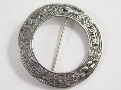 Various jewellery and effects, a Celtic scarf brooch, Edinburgh 1937, 5cm diameter. - 2