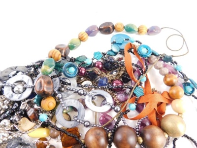 A group of modern costume jewellery, purple stone elongated necklace, ribbon tie necklaces, faux pearls, etc. (a quantity) - 3