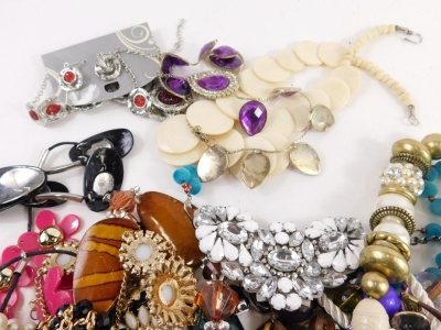 A quantity of modern costume jewellery, beaded necklaces, various necklace and earrings sets, etc. (a quantity) - 3