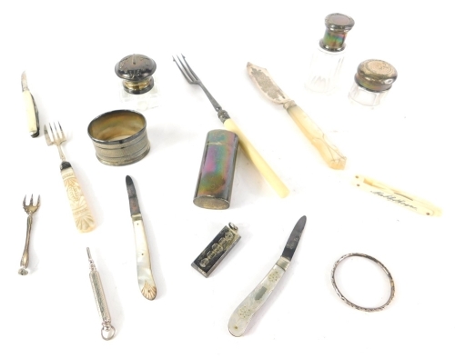 Withdrawn pre-sale. Various silver, silver plated ware, etc., Elizabeth II Jubilee ingot, 5cm high, bone Mablethorpe pen knife, various mother of pearl pen knives, fruit knives, etc. (a quantity)