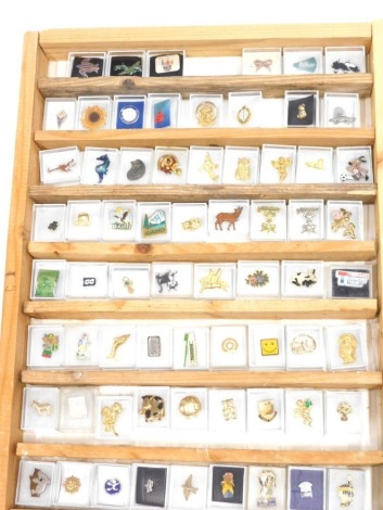 Various enamel and other badges, to include gold plated and others, Top Hat 2cm high, smiley face, various others, etc. (1 case)