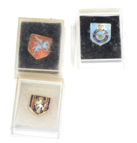 Various enamel and other badges, military style crowns, ER II 2cm high, cap style badges, etc. (1 case)