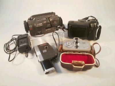 A Zeiss Icon movienet cin£ camera and a Fujica single HP1 movie camera