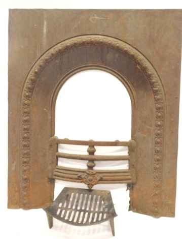 An early 20thC cast iron fire grate, with D end centre, plain surround, and removable grate, the surround 92cm high.