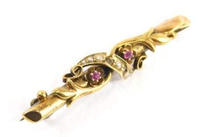 An Edwardian 15ct gold brooch, with an entwined arrangement set with pearls and pink stone, 5cm long, 2.6g all in.