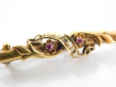 An Edwardian 15ct gold brooch, with an entwined arrangement set with pearls and pink stone, 5cm long, 2.6g all in. - 2