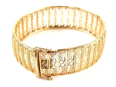 A mesh work bracelet, with double gate clasp, filigree type, marked 375, 18cm long, 26g. (boxed)