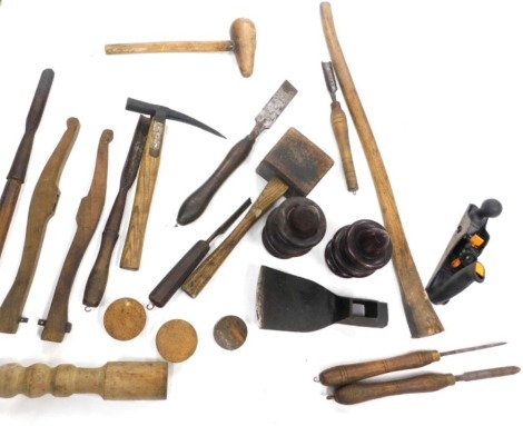 Various vintage hand tools, early 20thC elm handled mallet, 37cm high, etc. (a quantity)